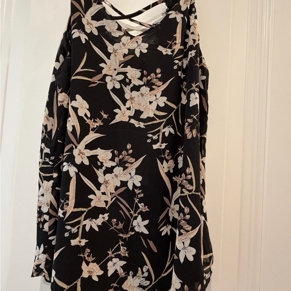 Elegant Black Floral Camisole with Lace - Picture 5 of 6